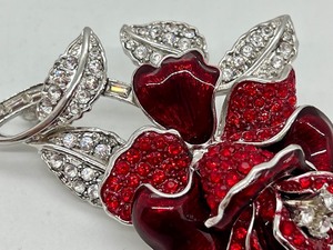 lot 104 image: Nolan Miller First Lady Nancy Reagan Brooch