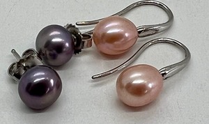 lot 82 image: Two Pairs of Dyed Pearl Earrings