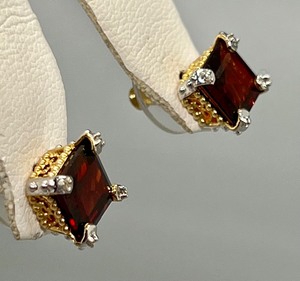 lot 133 image: Pair of 14k and Garnet Earrings