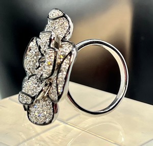 lot 22 image: Dazzling KJL Flower Swarovski Rose Flower Ring - Kenneth Jay Lane Swarovski Flower Ring