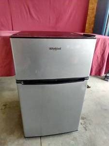 lot 21 image: 3.1 Cu Ft Fridge