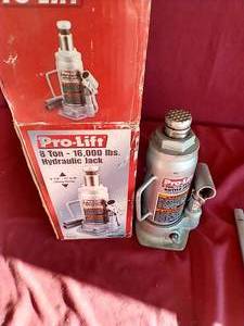 lot 84 image: Pro-Lift 8 Ton Bottle Jack