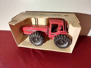 lot 111 image: Ertl Die-Cast International Tractor Model - 116 Scale