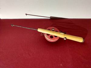 lot 121 image: Vintage Normark Thrumming Ice Fishing Pole