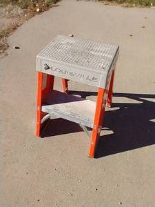 lot 126 image: 300lb Small Step Ladder