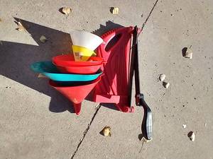 lot 139 image: Roberts Vinyl Tile Cutter & Funnels