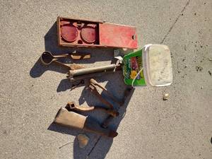 lot 149 image: Bucket of Miscellaneous Vintage Items
