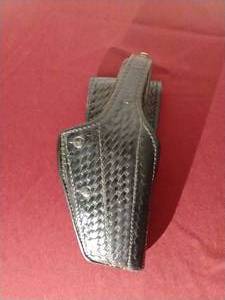 lot 172 image: Gould & Goodrich Leather Holster