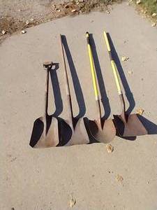 lot 200 image: (4) Metal Shovels