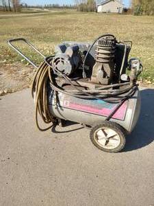 lot 202 image: Campbell Hausfeld 2 HP 20 Gallon Air Compressor