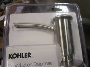 lot 137 image: Contemporary Design SoapLotion Dispenser in Polished Chrome (BRAND NEW)