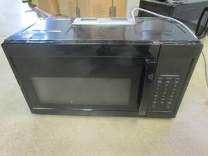 lot 140 image: VISSANI 1.7 cu. ft. 1000-Watt Over the Range Microwave in Black (LIKE NEW CONDITION, MISSING PLATE)