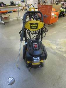 lot 198 image: DEWALT 3300 PSI 2.4 GPM Gas Cold Water Pressure Washer with HONDA GCV200 Engine (MISSING HOLDER FOR HANDLE, RUNS)