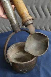 ANTIQUE CAST IRON SMELTING POT AND SMELTING SCOOP
