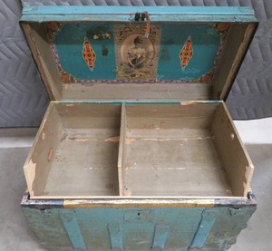 SMALL VINTAGE TRUNK