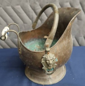 ANTIQUE COPPER SCUTTLE WITH DELFT HANDLE.