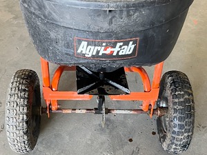 lot 26 image: Agri-Fab Broadcast Spreader, Pneumatic Tires