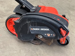 lot 38 image: Black & Decker 115Volt Lawn Edger