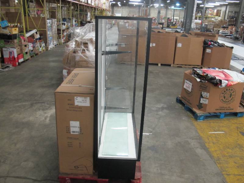 lot 318 image: Glass Display Unit with Shelves and Doors - No Lock Mechanism