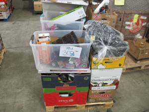 lot 303 image: Pallet of Store Merchandise and Returns - Large Mix of items