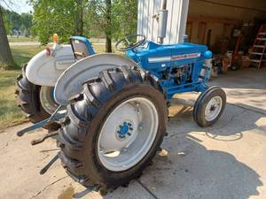 lot 9 image: Ford 2000, Serial No. C284152, New Rubber all the way around, No Battery