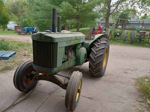 lot 10 image: John Deere 60 Standard, Serial No. 6025198, (Has been in storage for more than a decade, Motor is stuck)