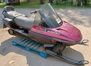 lot 31 image: Ski Doo Safari GLX Snowmobile with Reverse, Always stored inside, Last licensed in 2007