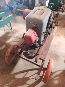lot 46 image: International Harvester Model LA 1 12 to 2 12 hp. Antique Gas Engine on Wheel Barrow Type Cart