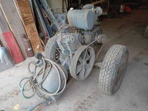 lot 83 image: Wisconsin Model AHH, 3.625 hp. Belt-Driven, Twin Cylinder Compressor Mounted on Home-Made Trailer