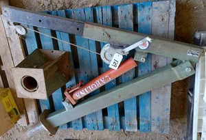 lot 129 image: Carolina Tool & Equipment Company Model SW-100 Manual Hydraulic Hoist with MountingSwivel Base