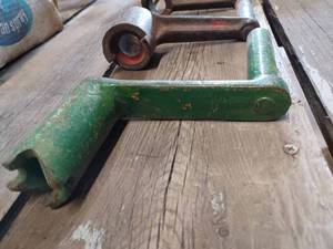 lot 146 image: Three Antique Engine Cranks, Green is 3.5-inches, Middle One-Red is 2-inches, Third one is 1.5-inches