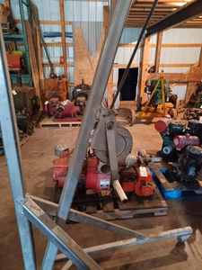 lot 178 image: Home-Made Lift for Outboards - 36-inch X 47-inch Base on Casters by 79-inches Tall
