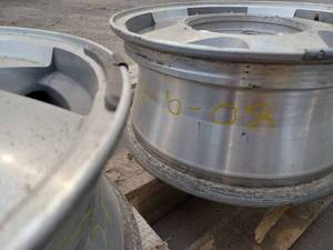 lot 209 image: Four GMT 400 Aluminum 6-Hole Rims