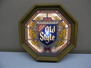 lot 9 image: VINTAGE HEILEMANS OLD STYLE BEER LIGHT - NICE - WORKS - GREAT PIECE - APPROX 16 By 16 - SEE PICTURES