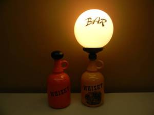 lot 39 image: VINTAGE WHISKY BAR LIGHT WITH WHISKY JUG  BAR DISPLAY - WORKS - COOL PIECES - SEE PICTURES