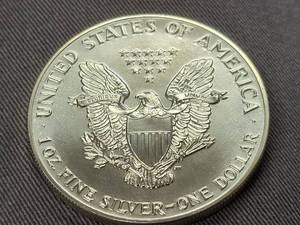 1988 AMERICAN SILVER EAGLE 1 TROY OZ .999 FINE SILVER