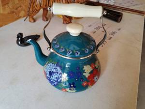 lot 398 image: Vintage Tea Pot