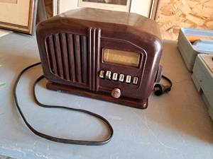 lot 367 image: Vintage Table Radio
