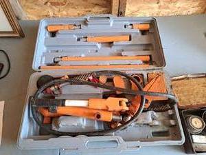 lot 368 image: Central Hydraulics 4-Ton Puller Set