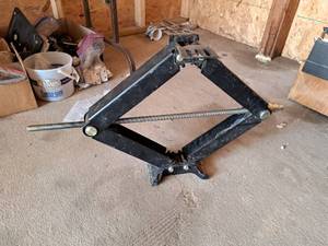 lot 378 image: Husky Towing Products Scissor Jack