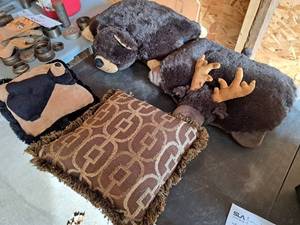 lot 372 image: Lot of (4) Throw Pillows