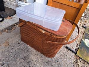 lot 409 image: Hawkeye Wicker Hamper and Plastic Storage Bin