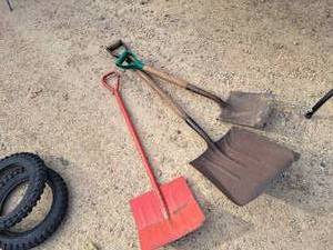 lot 431 image: Lot of (3) Shovels