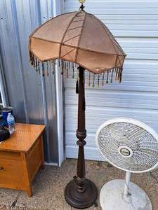lot 452 image: Vintage SilkOak Wood Floor Lamp