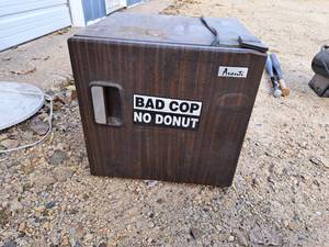 lot 450 image: Avanti 17-2RG Mini Refrigerator