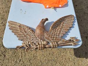 lot 480 image: Bald Eagle Wood Carving Wall Dcor