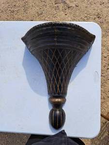 lot 487 image: Vintage Wooden Wall-Mount Plant Shelf