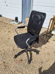 lot 496 image: Rolling Office Arm Chair