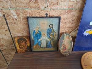 lot 562 image: Lot of (3) Christian Home Dcor