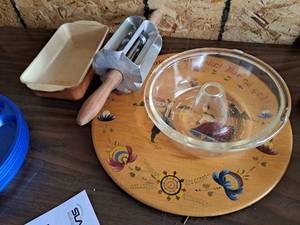 lot 564 image: Lot of (4) CookwareBakeware - Glass Mold, Hand Mixer, Baking Dish, Wood Serving Tray